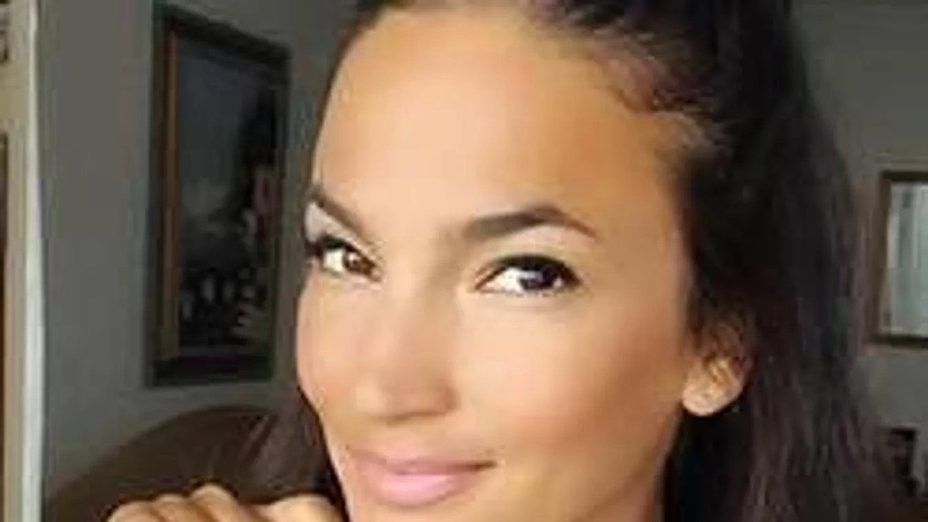 Sejtelmesen szűk ruciba bújtatta bombatestét Debreczeni Zita - Fotó