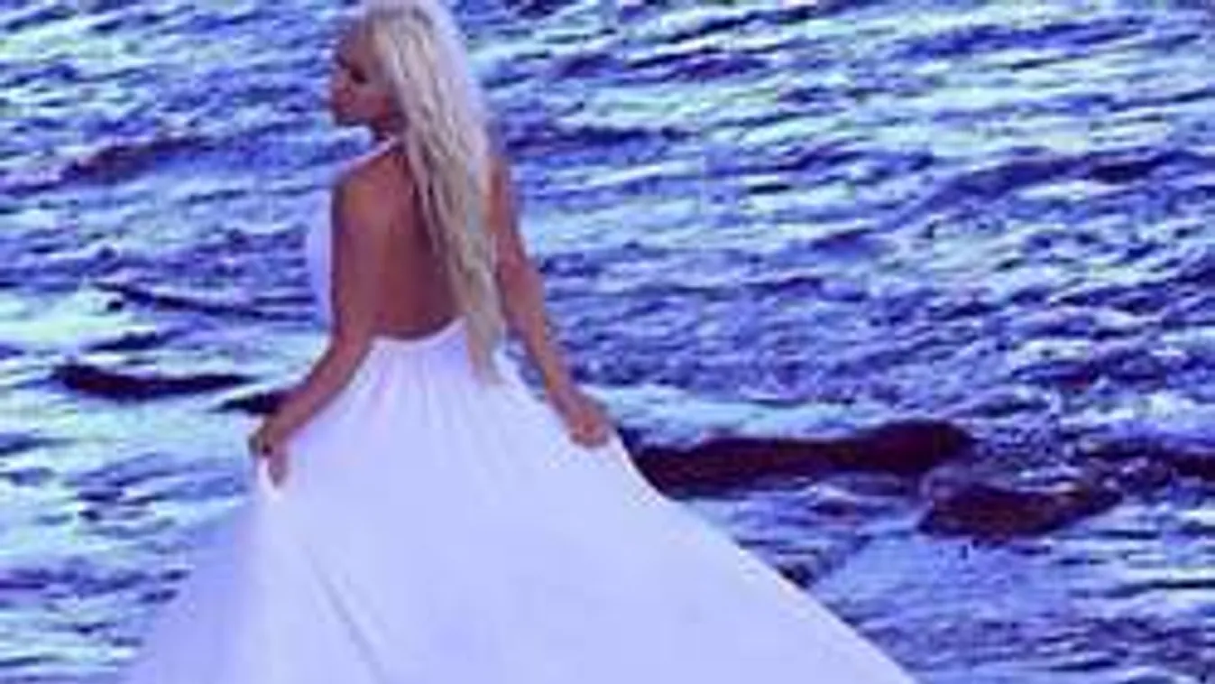 Menyasszonyi ruhában pózolt a szexi DJ !