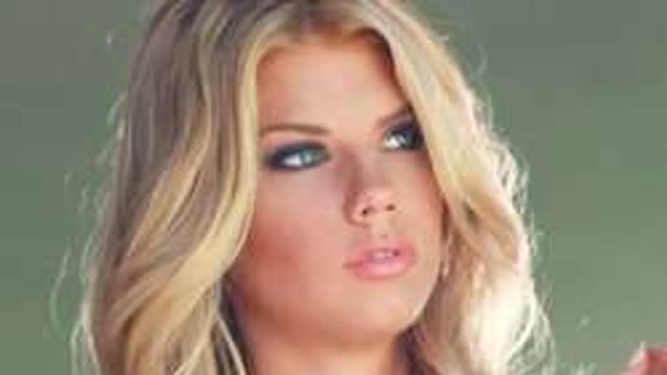 Falatnyi bikini takarja a szexi modell gigamelleit - Fotó