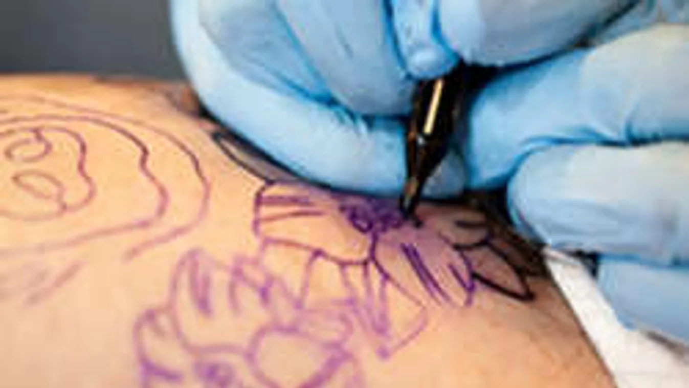 Bizarr emlékezés: Húga hamvaiból készült a nő tetoválása