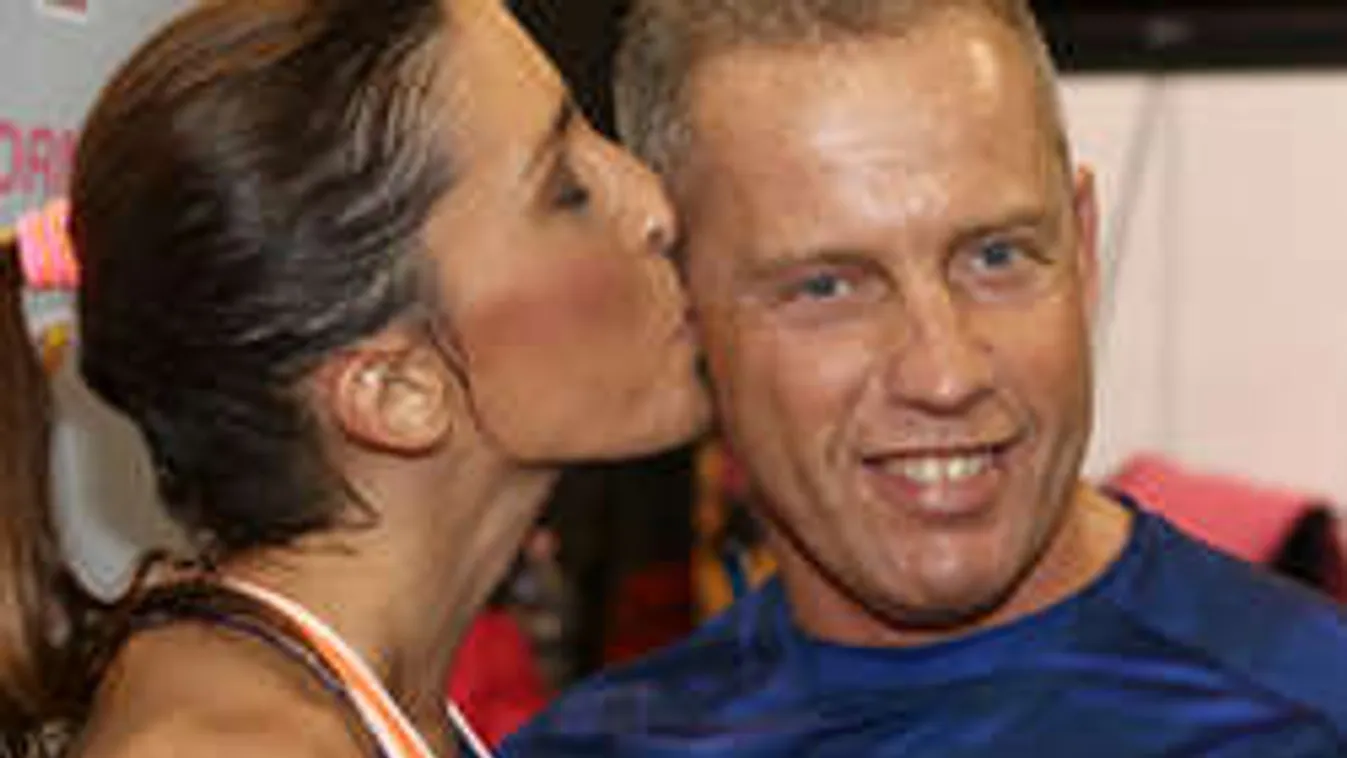 Félmilliót ajánl Schobert Norbi az ellopott mobiljáért