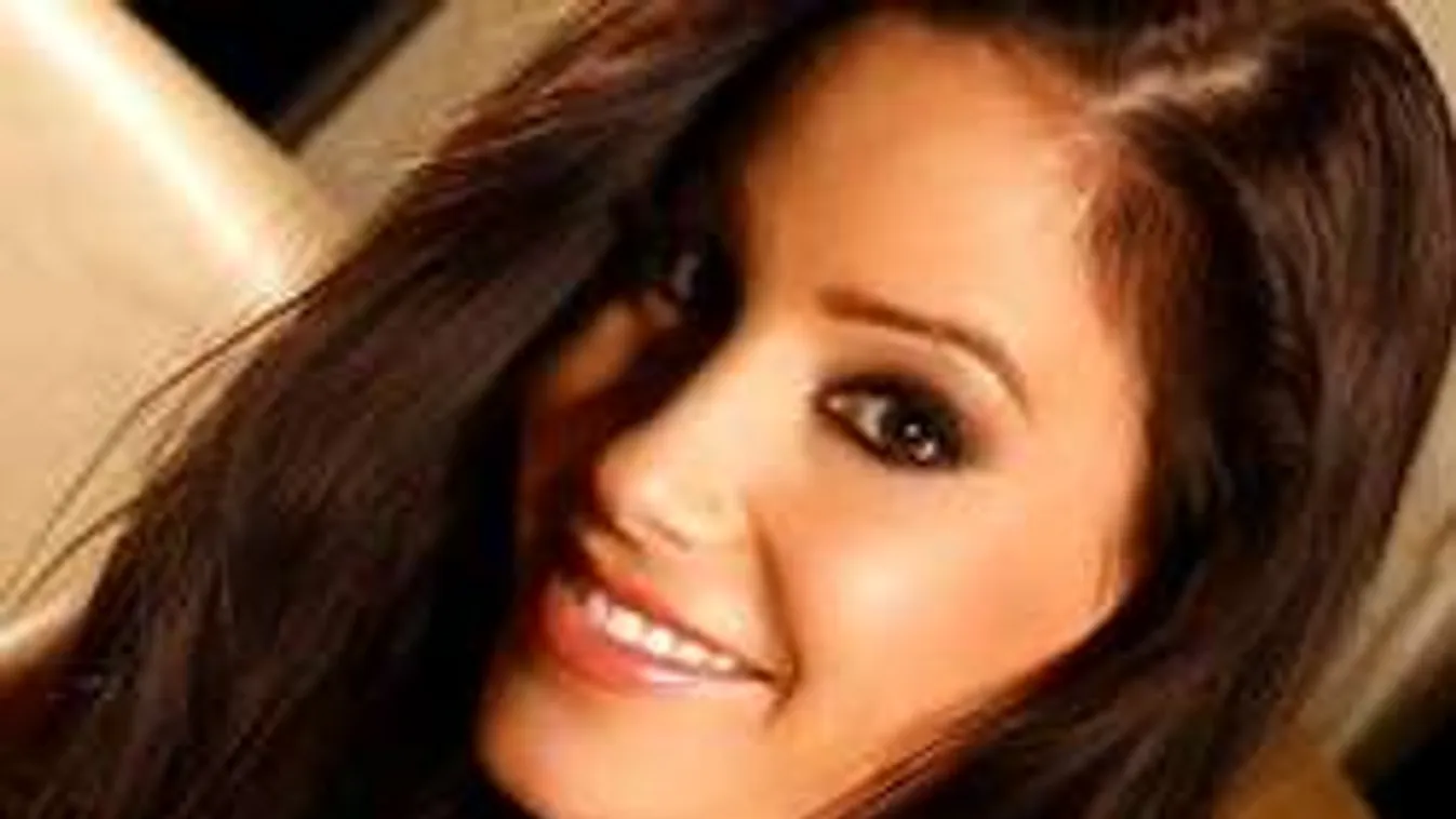 Feszes melltartóban pózol a tengerparton Vajna Tímea - Fotó