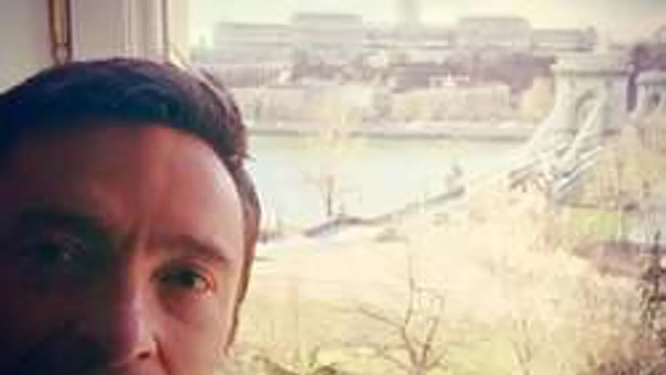 Hugh Jackman a Lánchíddal szelfizett
