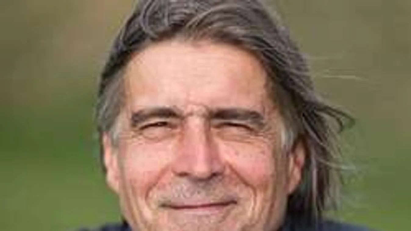 Újból színpadra áll a rocklegenda, a nők egykori bálványa!