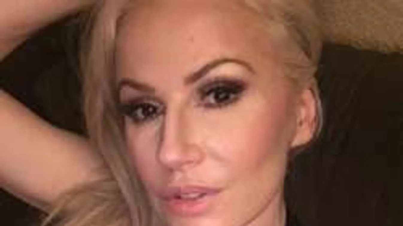 Szexi modell vetkőzik a bajnok hokisoknak - Fotók