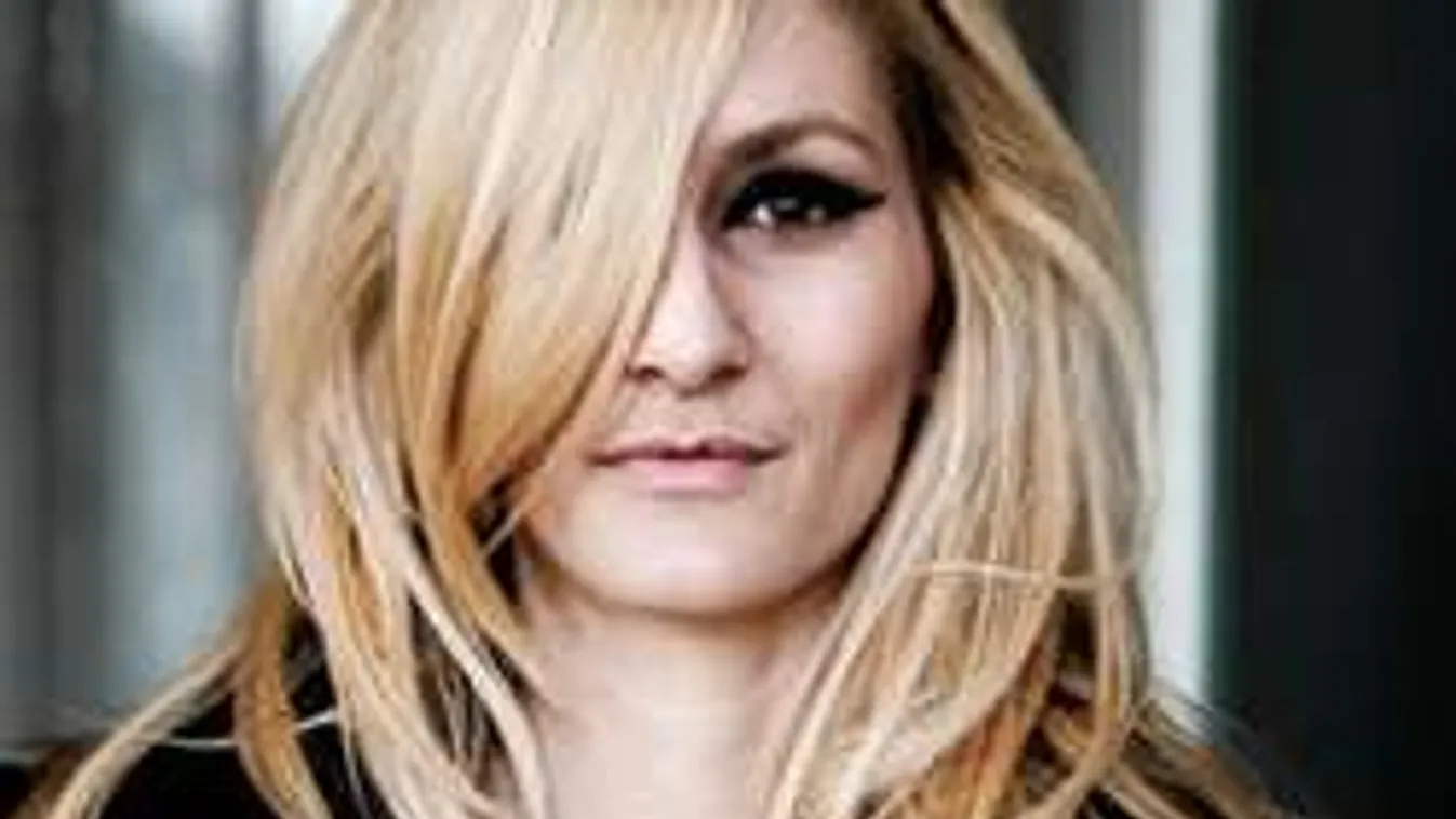 Újabb RTL-es  sztár feküdt kés alá, új melleket kapott!