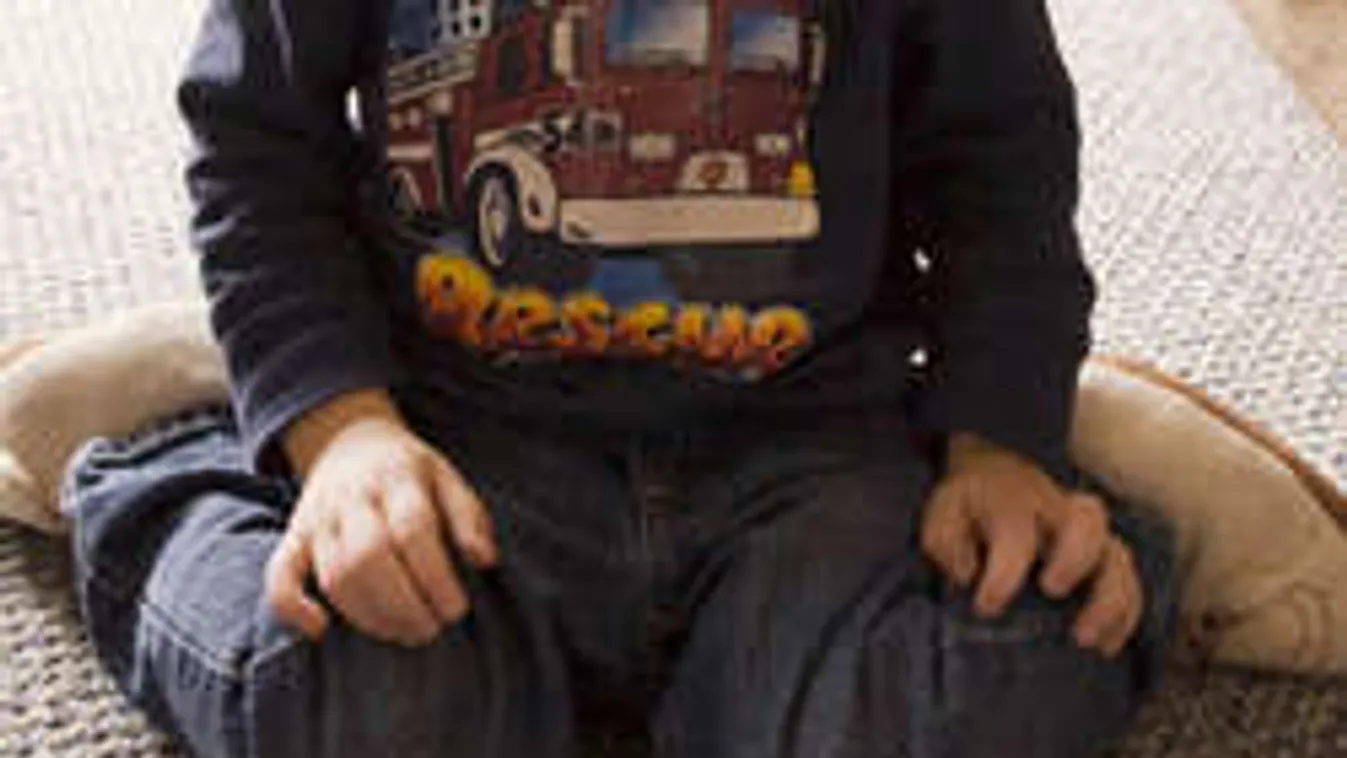 Szokott így ülni a gyereked? Szólj rá, mert veszélyes!