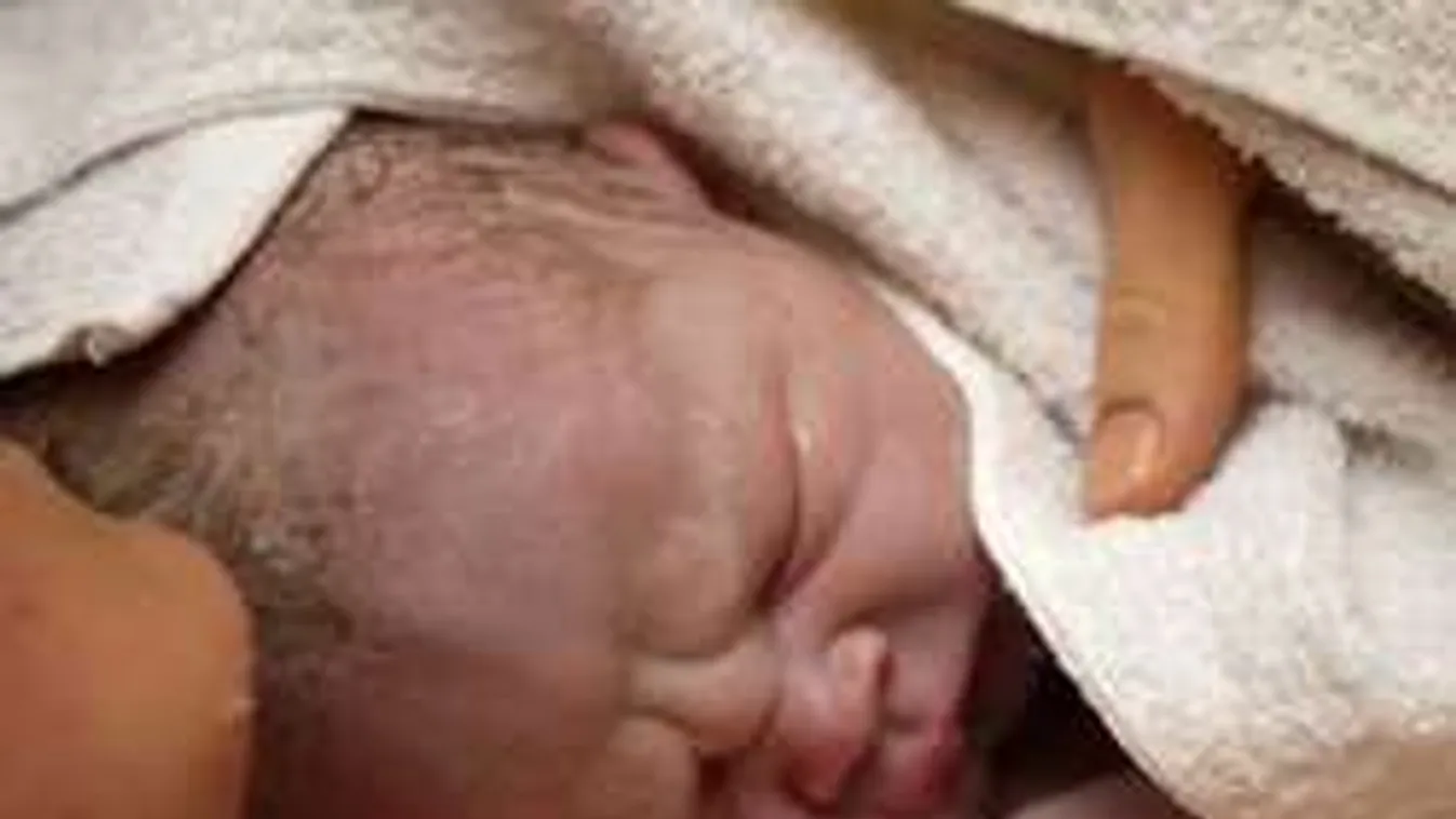 A hátsó ülésen vezették le a szülést a mentősök!