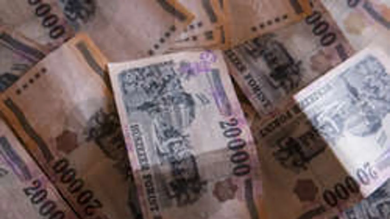 Az év fogása: 6 millió forintnyi nyomtatott húszezressel buktak le!