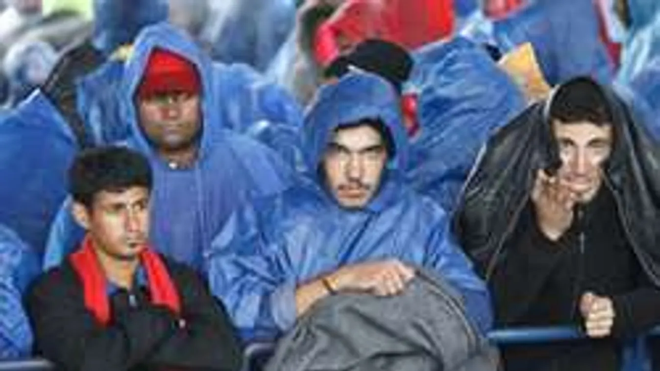 Pénzért fogadnak be migránsokat az olaszok