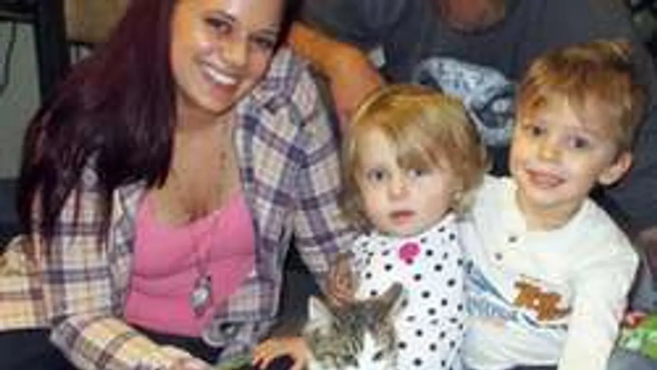 Amputált lábú cicát kapott az amputált karú kétéves