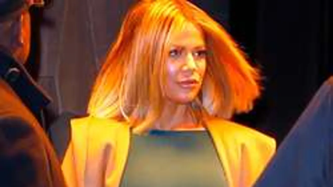 Álló mellbimbóival szúrja ki a szemed a szexi híresség - fotó