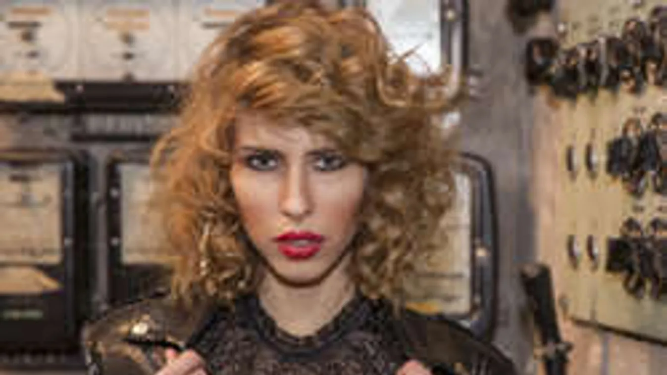 Csipkés bugyiban terpesztett az ágyon Cinthya Dictator - Fotó