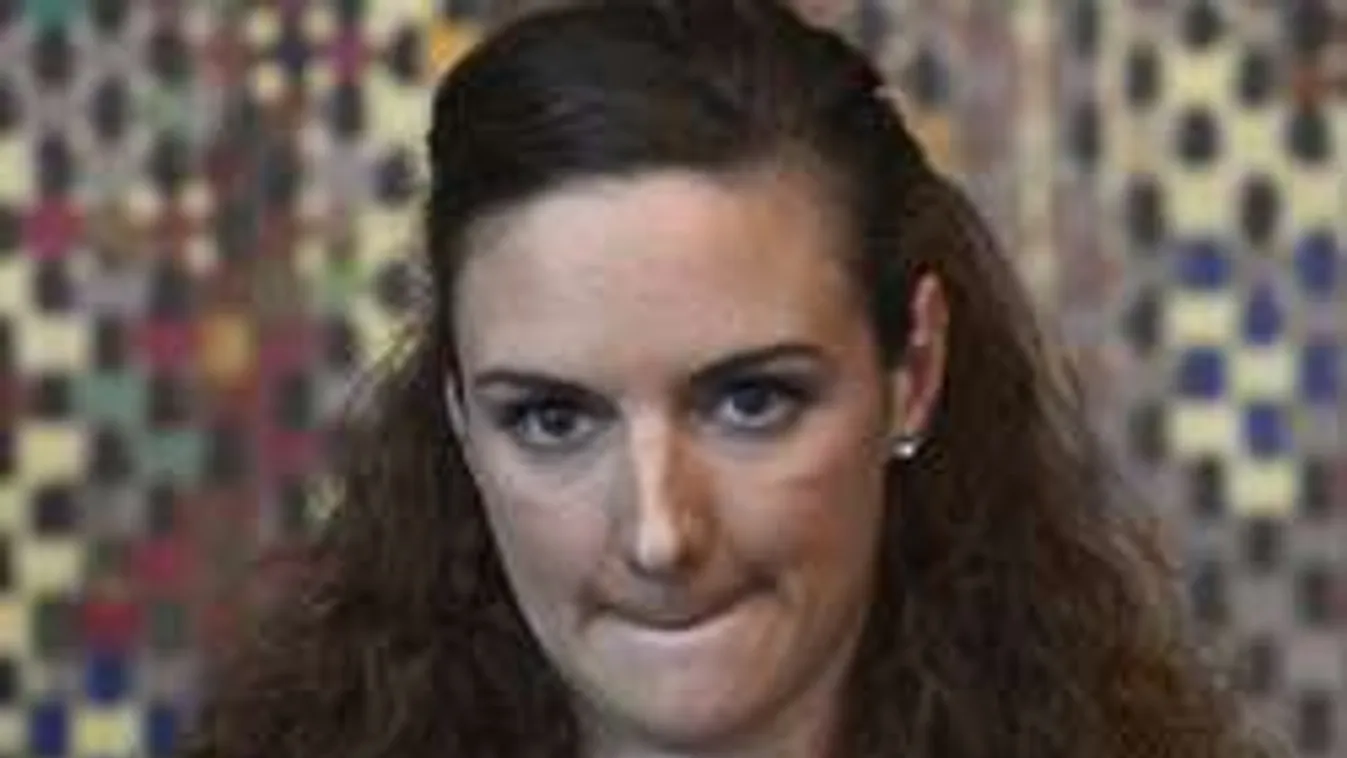 Katinka tép, Kiss László könnyezik: fotók a botrányos sajtótájékoztatóról