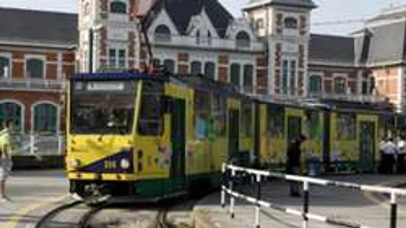 Villamosmegállóban szült a miskolci anya, nadrágjában lapult a kisbaba