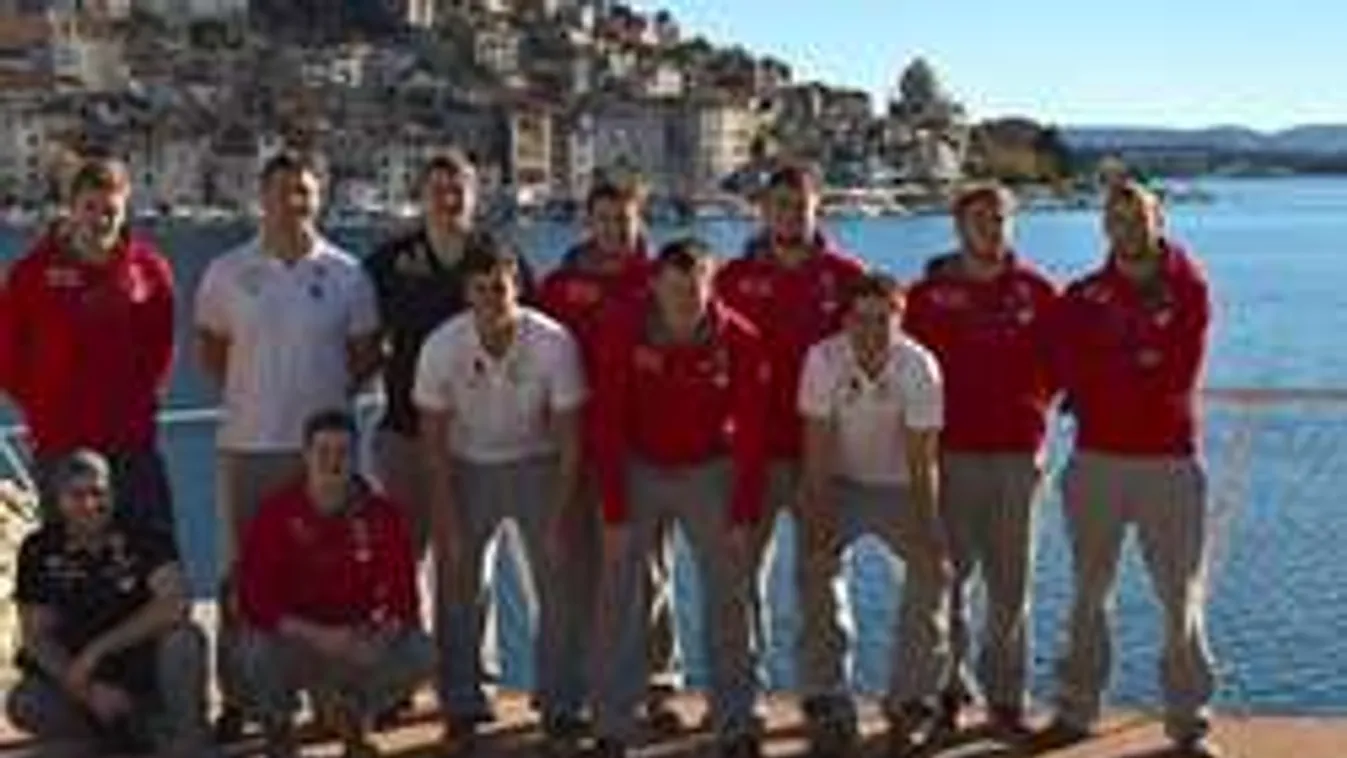 Félmeztelenül fagyoskodtak a tízfokos tengerben a pólósok