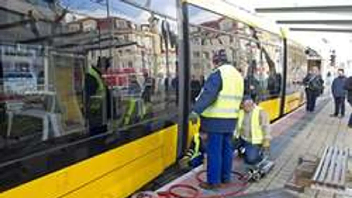 Kisiklott egy villamos Zuglóban, pótlóbuszok közlekednek! - Fotó