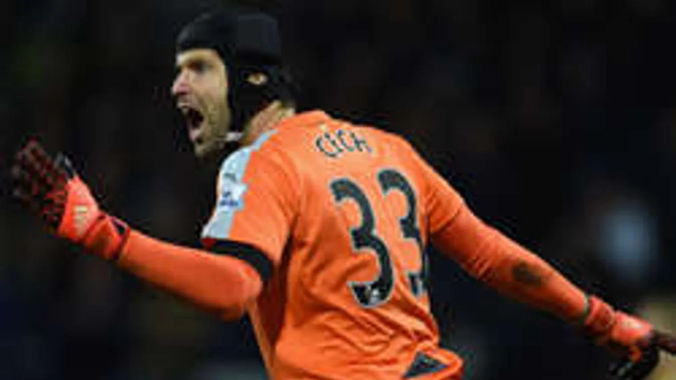 Sportkocsi helyett vonattal jár a milliárdos futballsztár - fotó