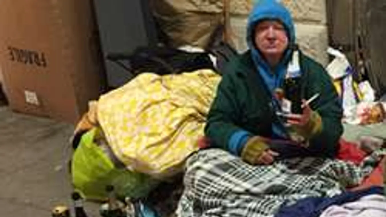 Így szilveszterezett a hajléktalan Aranka néni, az Erzsébet híd lábánál