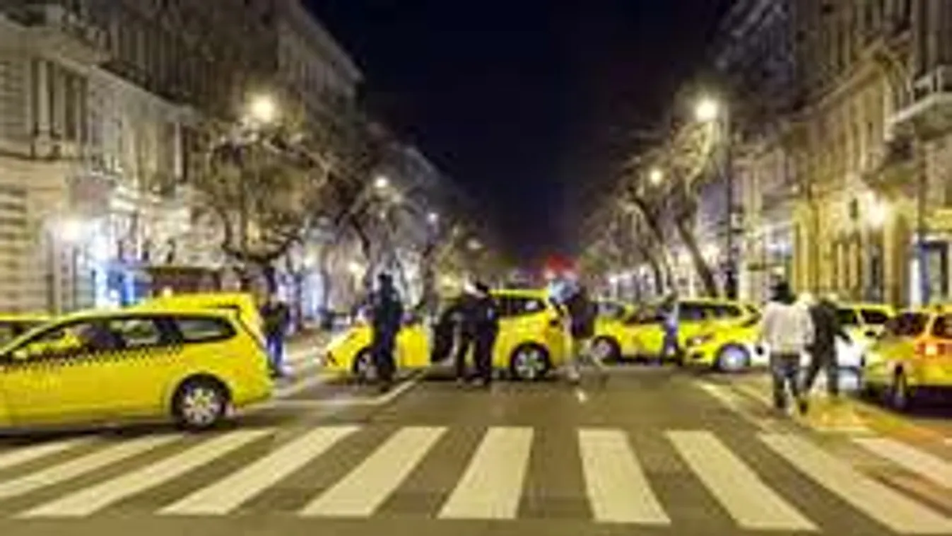 Így foglalták el a taxisok az Andrássy utat - Fotók