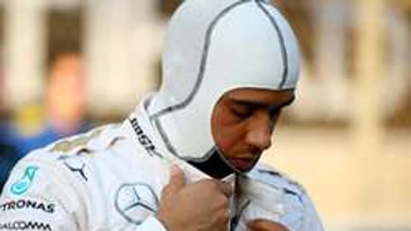 Hamilton bunyóval készül a szezonra - fotó