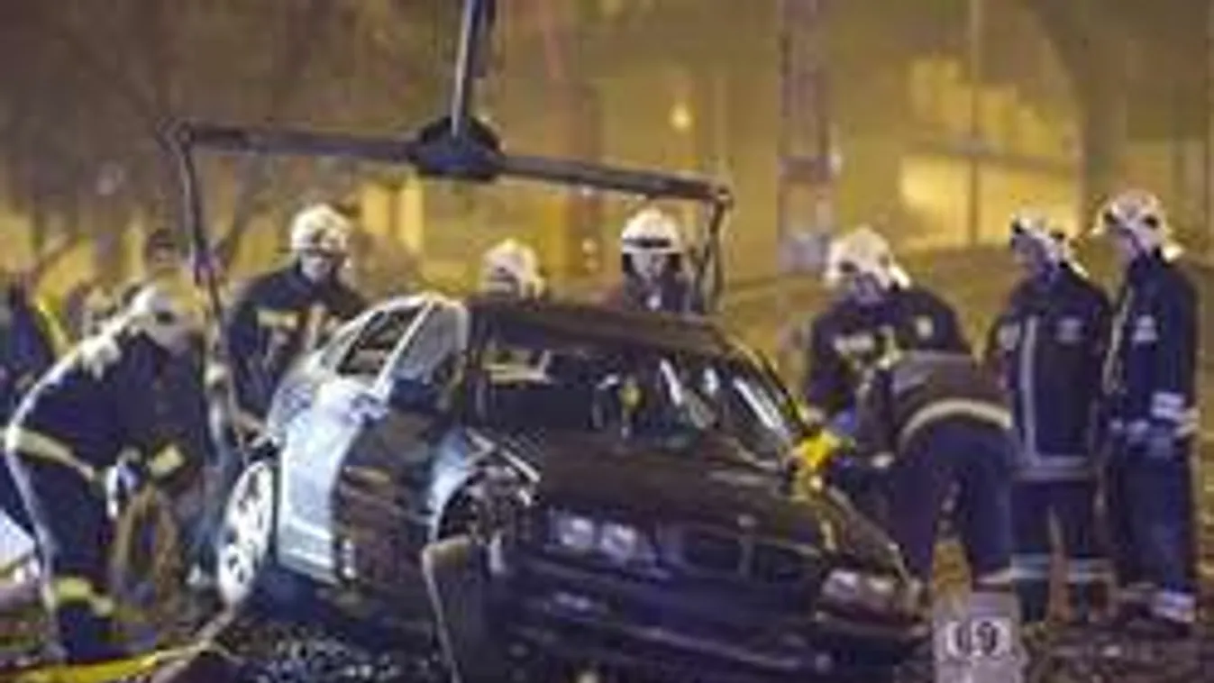 Fotók a durván összetört, sínekre sodródott BMW-ről!