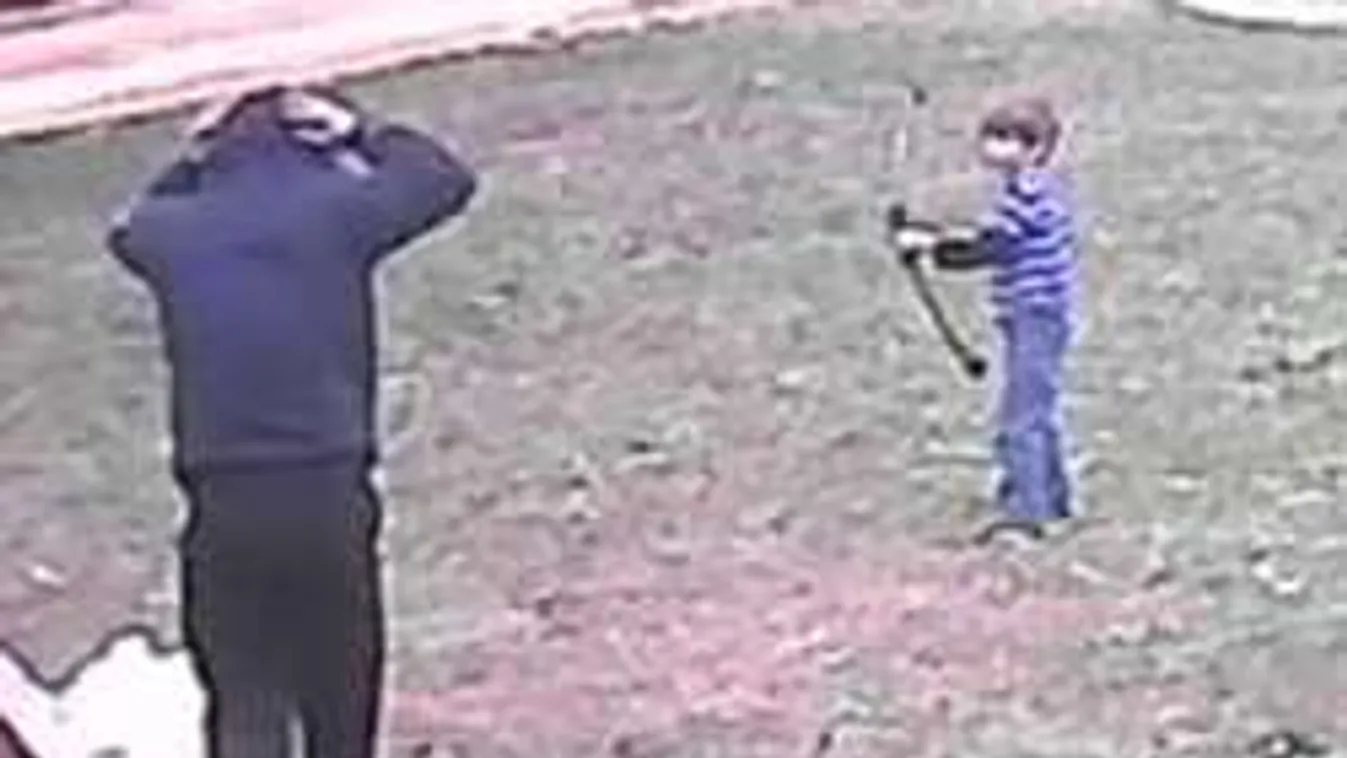 Majdnem fejen lőtte apját a Tell Vilmost játszó 5 éves kisfiú - videó