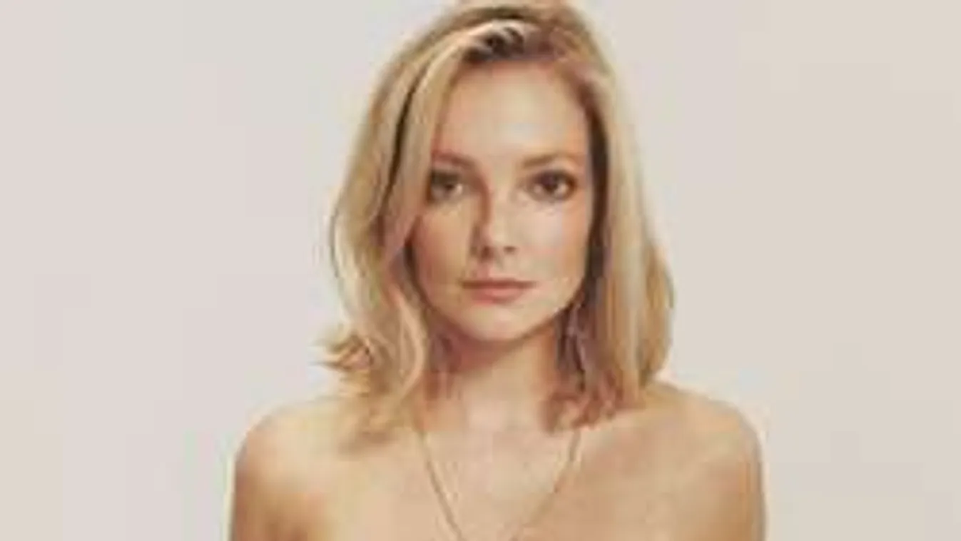 Mihalik Enikő egy szál bugyiban elmélkedik a tengerparton - Fotó