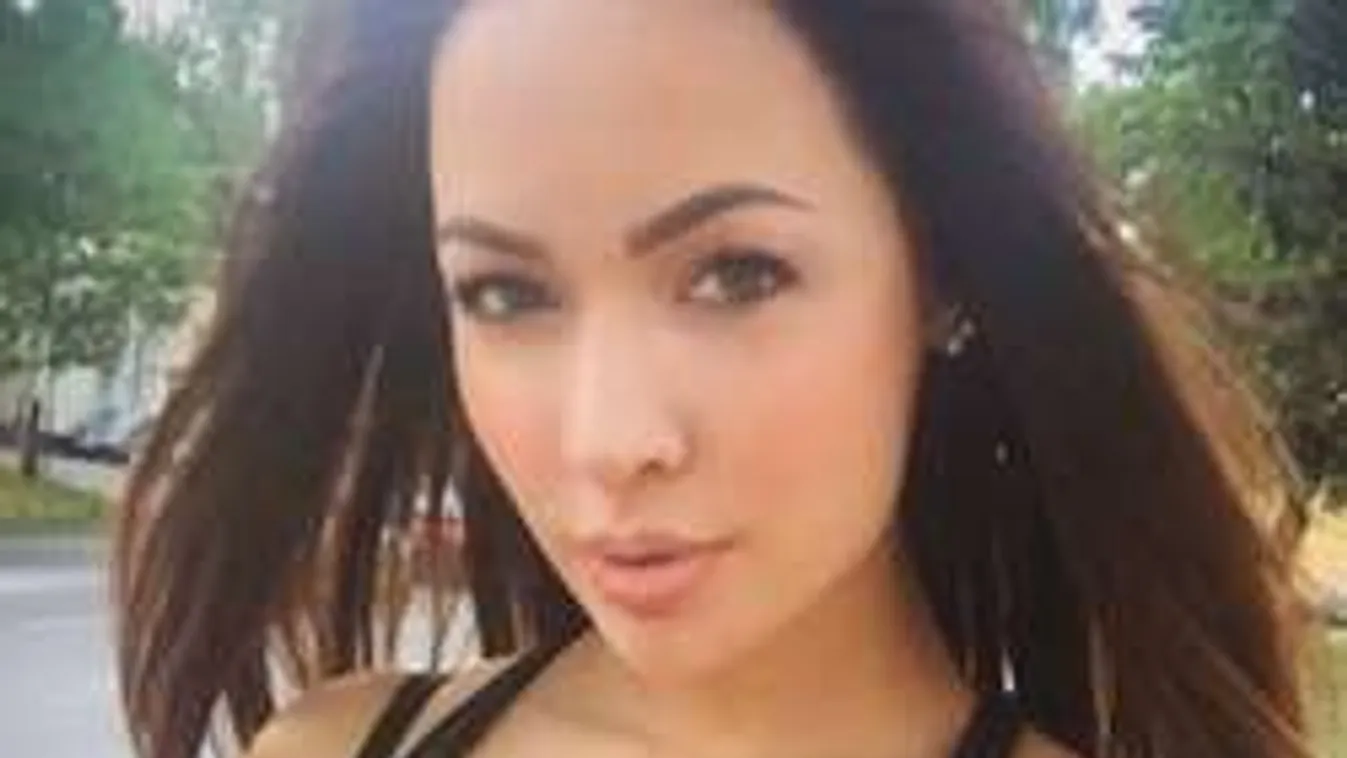 Bugyi nélkül? Kerek popsit villantott a modell a fürdőszobában!