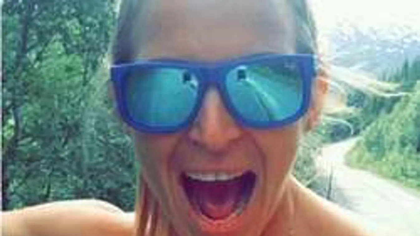 Szőke bombázó érkezik Görbiczékhez