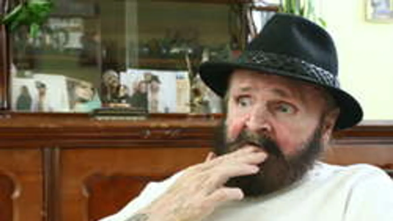 Bíróság elé rángatja barátait Som Lajos. 25 milliót akar a Piramistól!