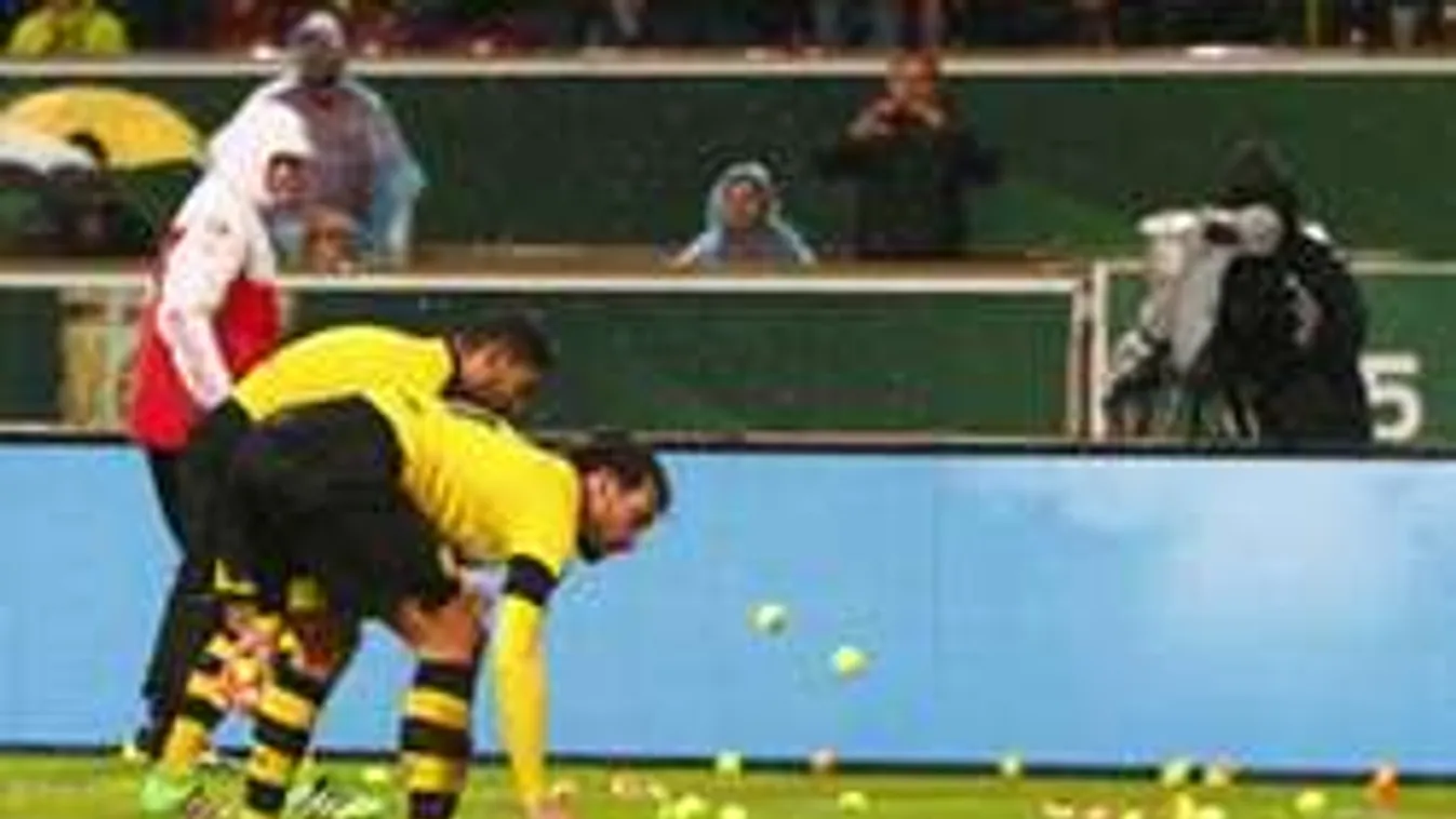 Junoszty tévé és robogó is repült már focipályára