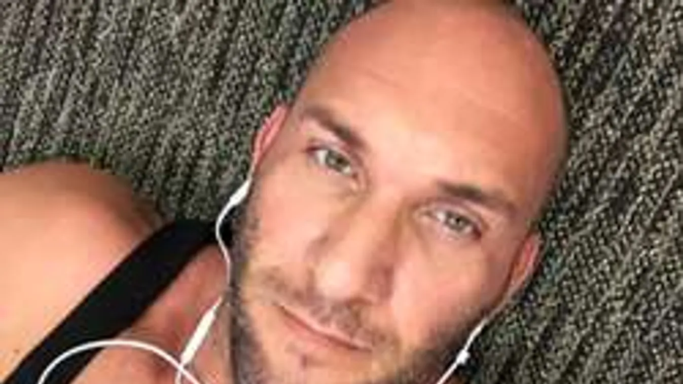 Csupasz hátsóval oktatott ki mindenkit Berki Krisztián