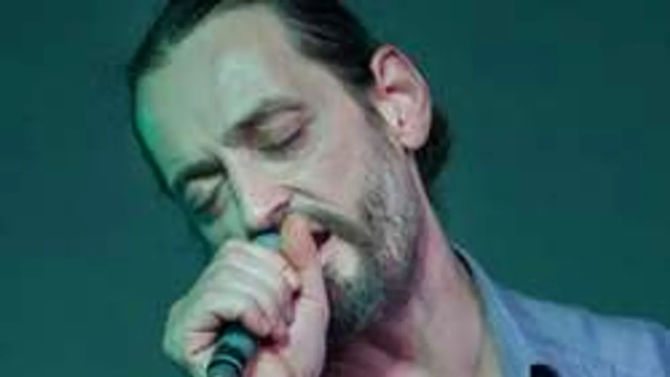 Adót sem fizet a milliókat összekunyeráló lecsúszott magyar énekes