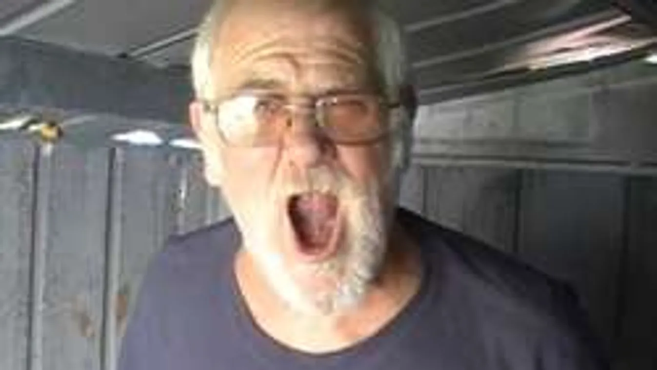 Porrá zúzta a lapostévéjét az őrjöngő nagypapa - videó