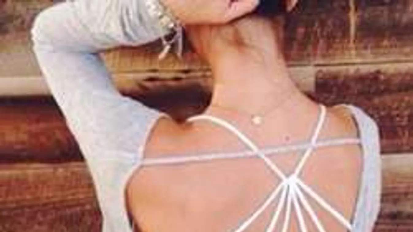 Így kandikál ki a szexi melltartó idén tavasszal a ruha alól