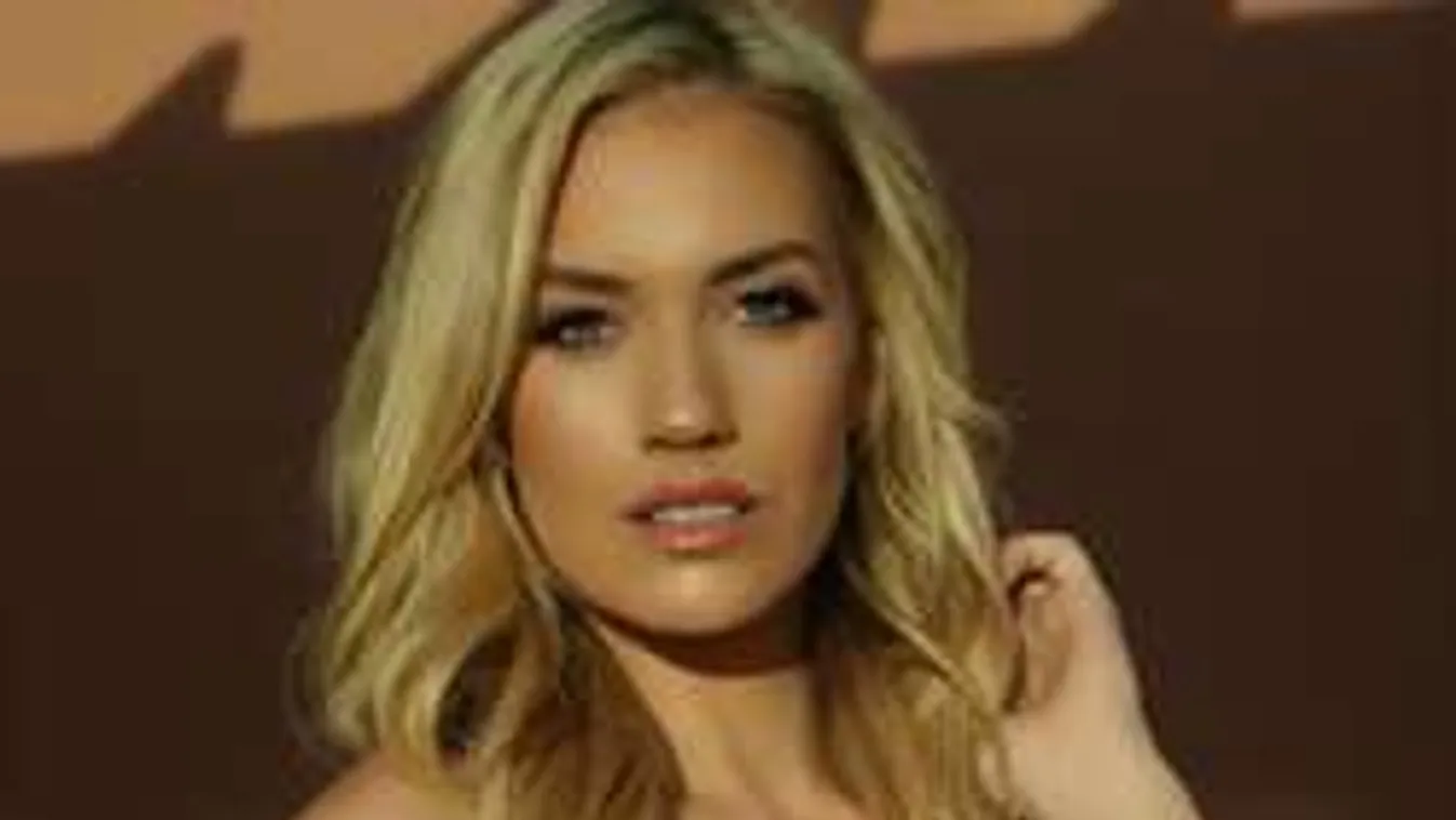 Lesújtott az ütővel a túl szexi golfozó lány - videó