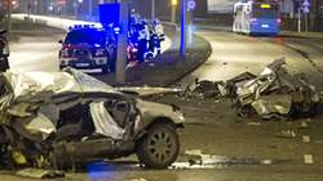 Durva fotók a brutális balesetben kettészakadt autóról!