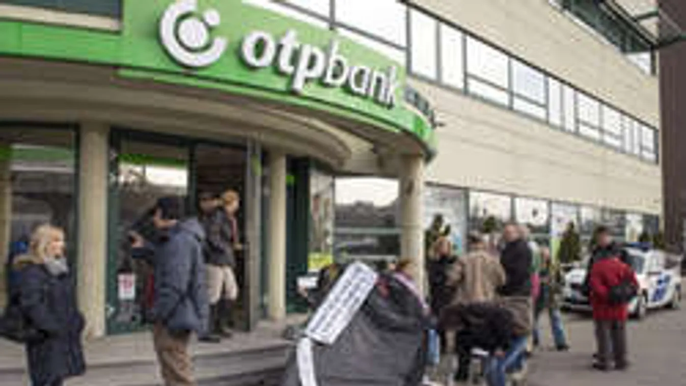 Mi történik az OTP-t elfoglaló tüntetőkkel? Helyszíni tudósítás!