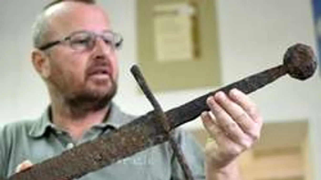 Értékes, 500 éves kardba botlottak egy szántóföldön! - Fotók