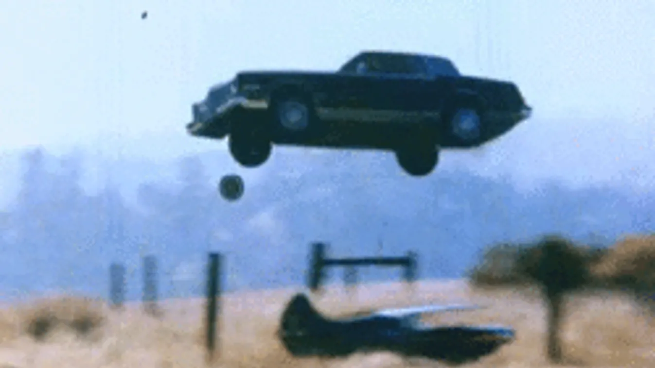 Autóval landolt a ház tetején a sofőr - Fotó