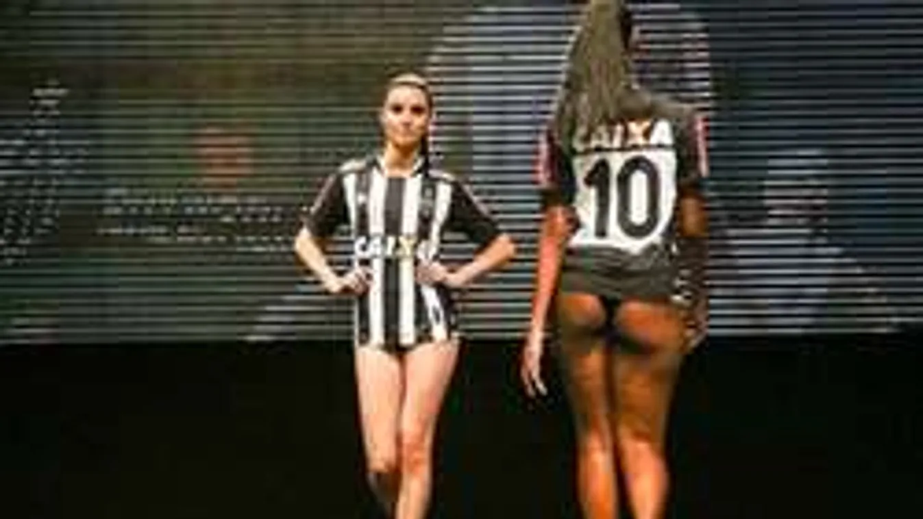 Tangás modellekkel okozott balhét a focicsapat