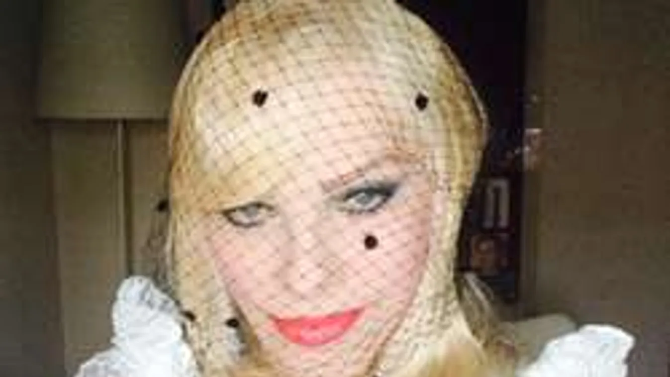 Belelógtak a tortába Cicciolina hatalmas mellei! - Fotó