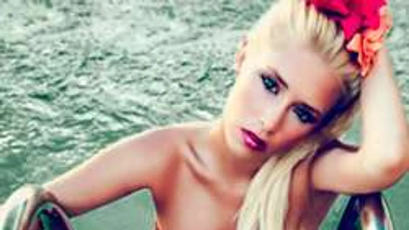 Szexi szőkeség ejtette rabul a nézőket - fotó