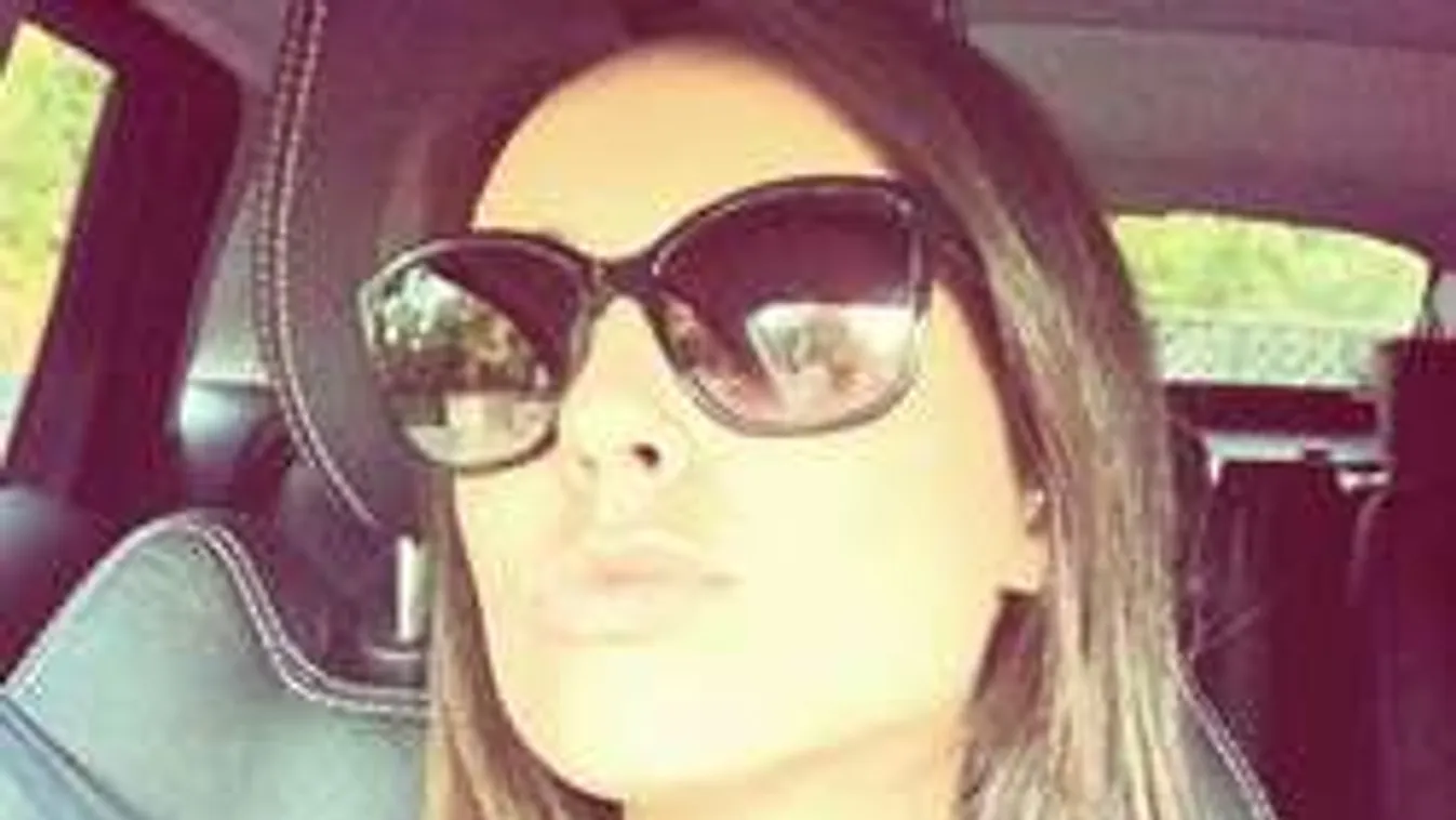 A szexi anyuka ilyen őrjítő pucsítással várja a Barca védőjét