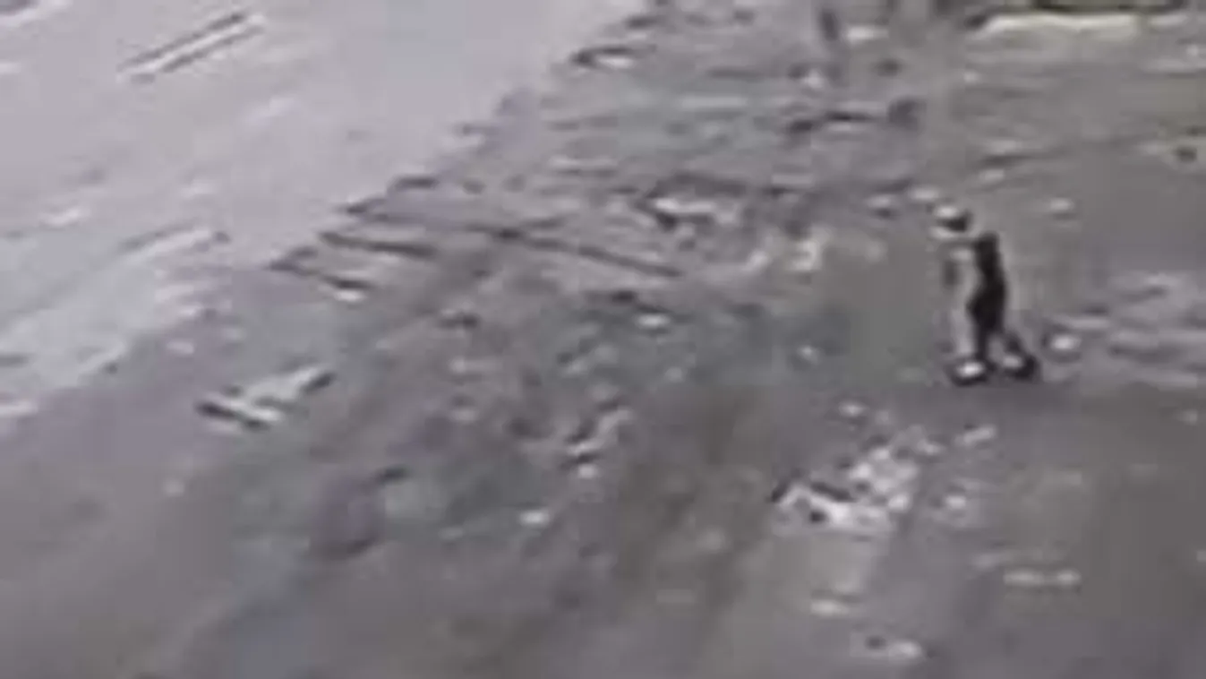 Brutális: autó elé ugrott egy idegen gyermek miatt - VIDEÓ