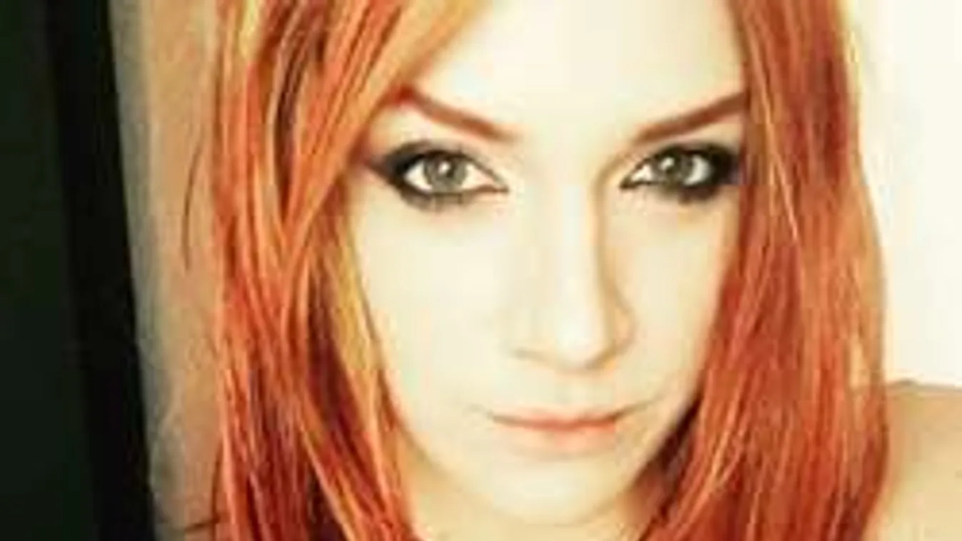 Smink nélküli szelfin fedte fel formás melleit Tóth Gabi - Fotó