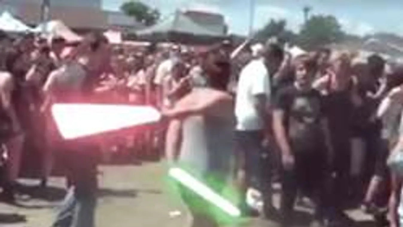 A fénykarddal hadonászó részeg nő letarolta a netet - Videó