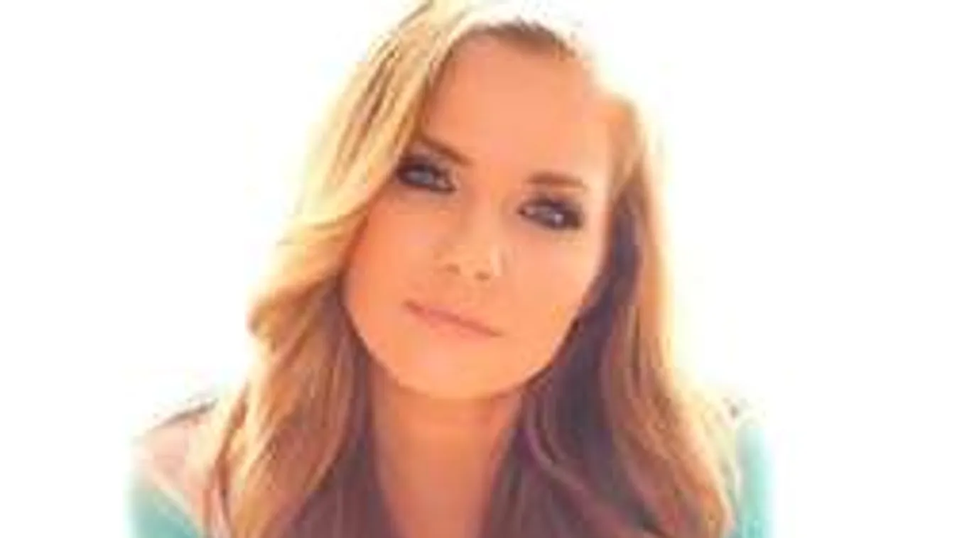 Bálint Antónia kibuggyanó mellekkel várja a tavaszt - Fotó