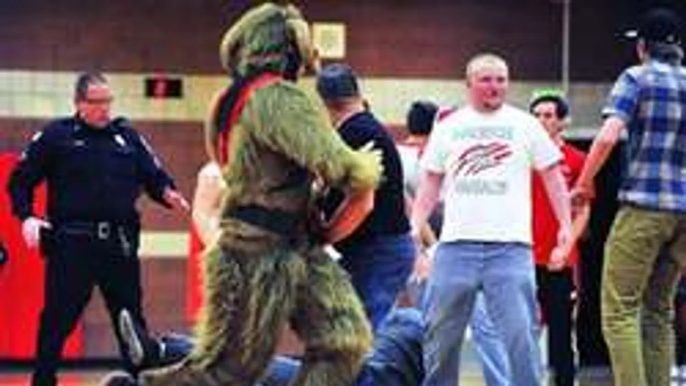 Tömegbunyó a mérkőzés előtt: rendőrök mentették a helyzetet